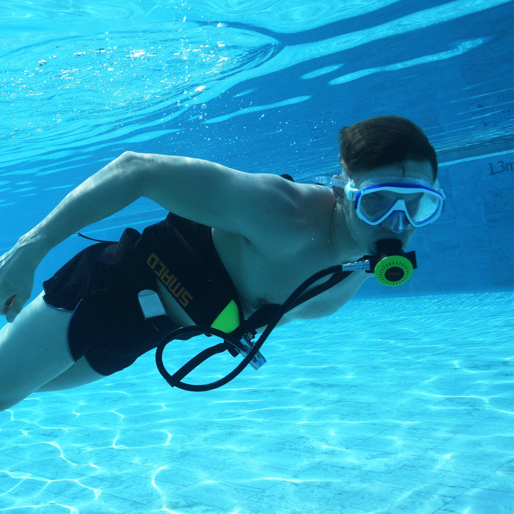 Swimmer using the SMACO S400 mini scuba tank underwater in a pool