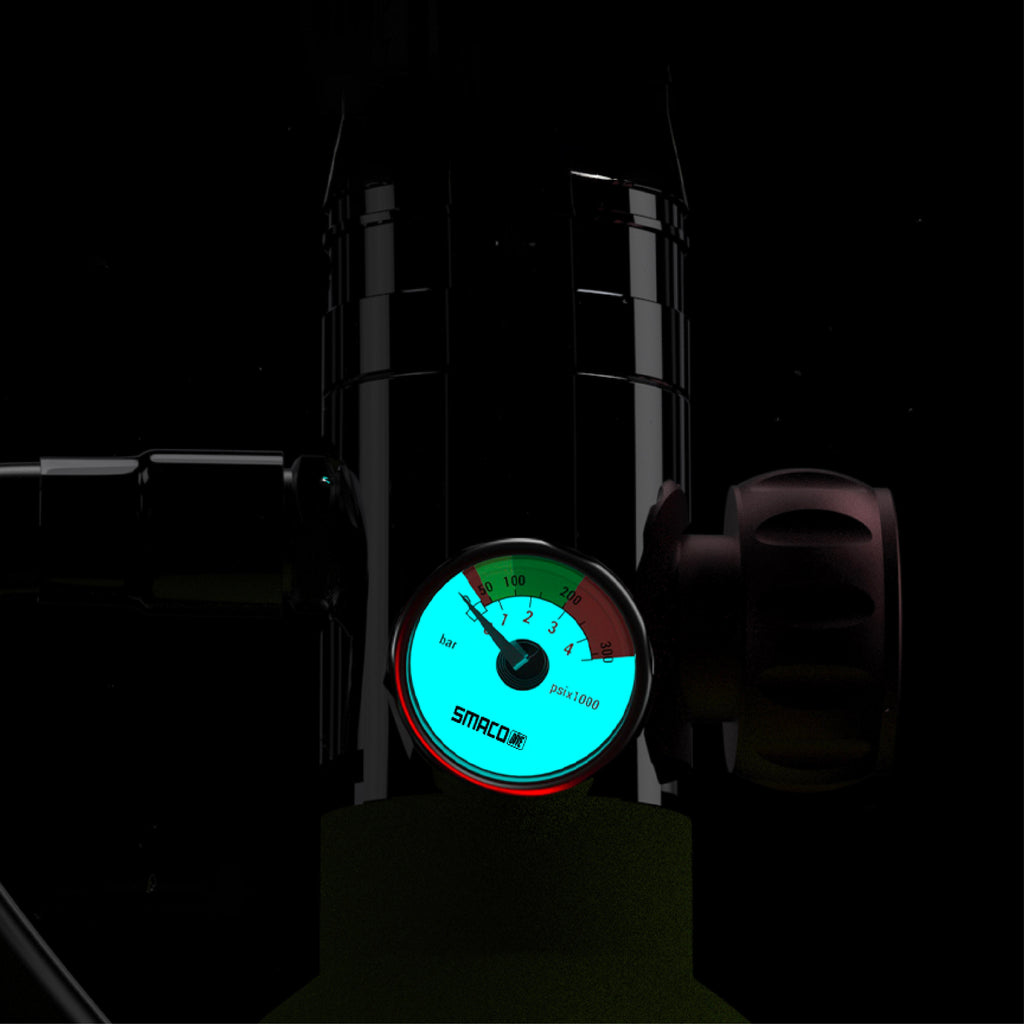 Glow-in-the-dark pressure gauge of the SMACO S400 mini scuba tank