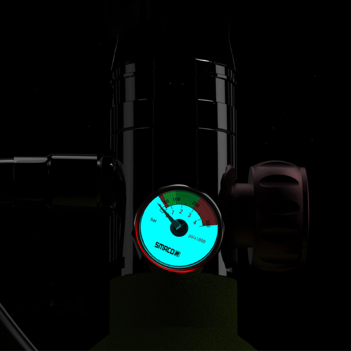 Glow-in-the-dark pressure gauge of the SMACO S400 mini scuba tank